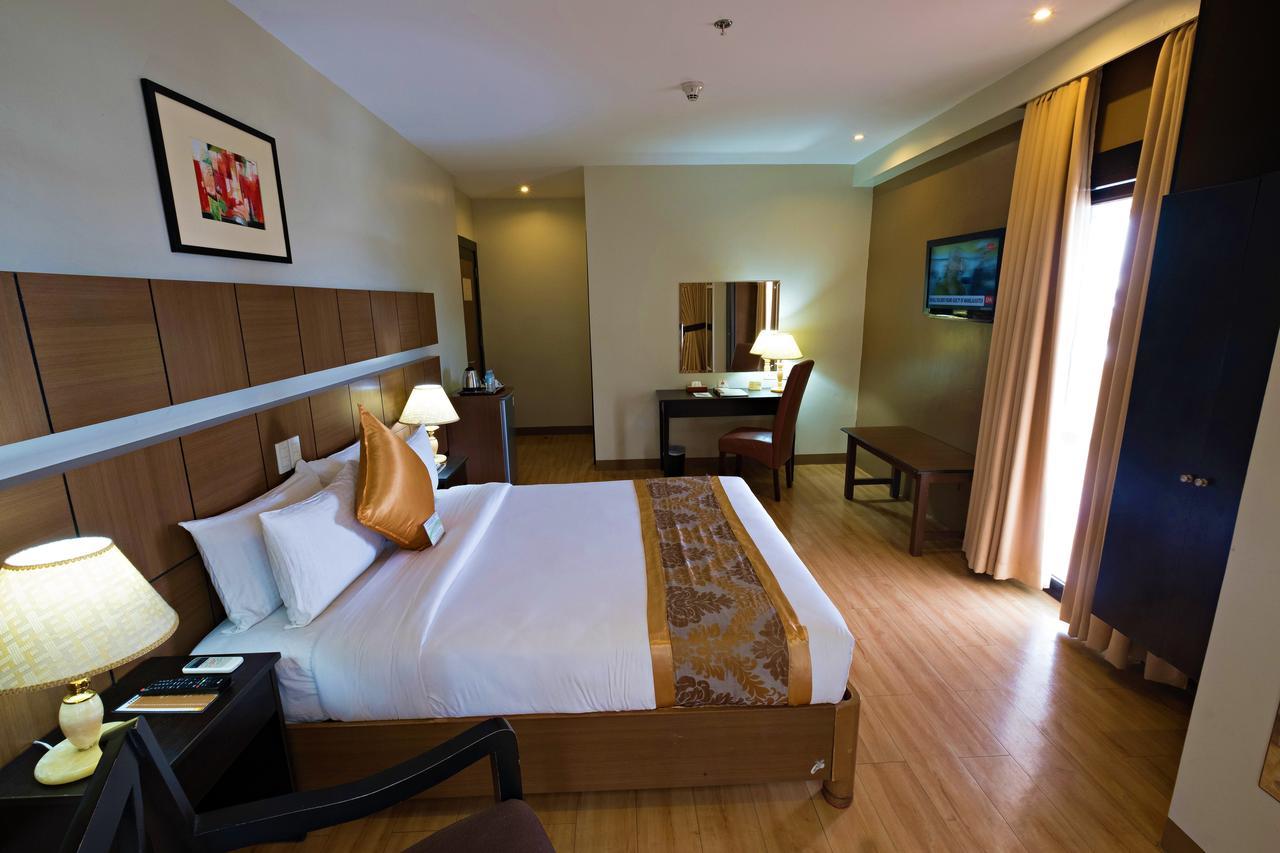 The Pinnacle Hotel And Suites Davao Zewnętrze zdjęcie